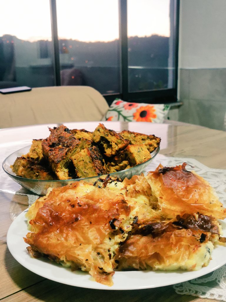 Rizelinin kutsal laz böreği ve hamsili ekmeği.Tartışmasız dünyanın en güzel mutfağı. Aksini iddia edene 14 lü ile cevap veriyoruz.