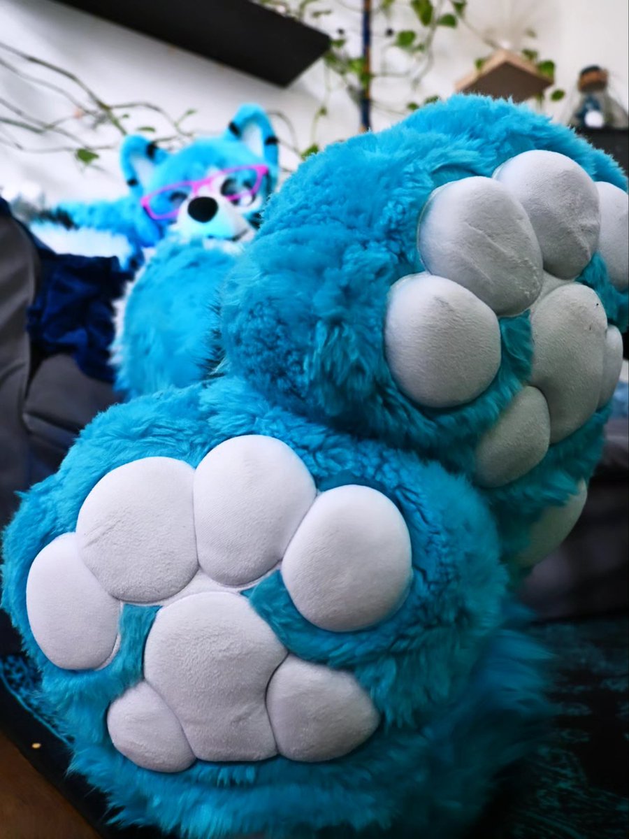 Having the Sunday vibes after a long working week and a fun evening with friends. Need someone to join me for cuddles 🤗

📸 <a href="/fluffy_airfoxxx/">airfoxxx 🔜 NFC</a>
✨️ <a href="/Ravelights/">RAVELIGHTS</a>