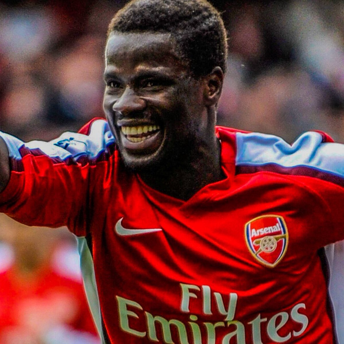 Teamgyokeres's tweet image. 😂🎙️Emmanuel Eboué on visiting Buckingham Palace in 2007:

 "We went there and Thierry Henry said to me: Please, Emmanuel, this is Buckingham Palace, it's the Queen's house, don't do anything." 

"No problem, I said. Don't worry. So the Queen came in and went along shaking each