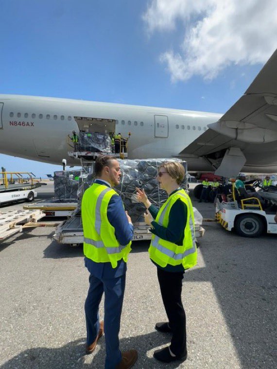 Atención , 🚨 avión presidencial cubano estubo en caracas por 1 hora llevando de la ayuda de medicinas que envío estados unidos a Venezuela 🇻🇪