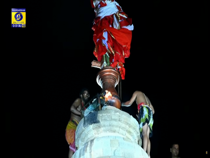 OdishaReporter's tweet photo. * ମହାଶିବରାତ୍ରିରେ ଲିଙ୍ଗରାଜ ମନ୍ଦିରରେ ଉଠିଲା ମହାଦୀପ 
* ନିର୍ଦ୍ଧାରିତ ସମୟ ପୂର���ବରୁ ଉଠିଲା ମହାଦୀପ
#LingarajTemple #Mahadipa #Mahashivratri #Mahashivratri2026 #Odisha https://t.co/rVW5li8NZt