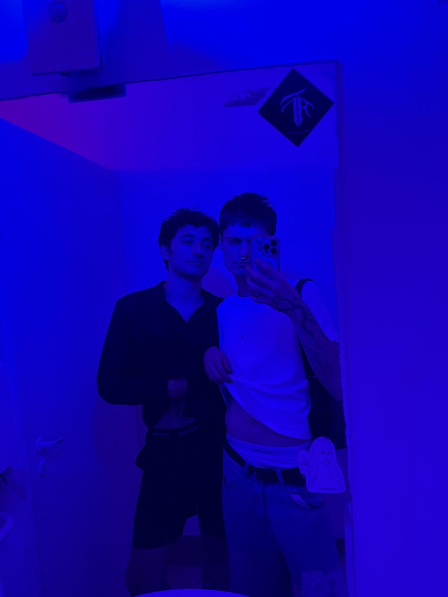 not los twinks mostrando que tenían los boxers mimetizados en el baño de discapacitados del maquinal