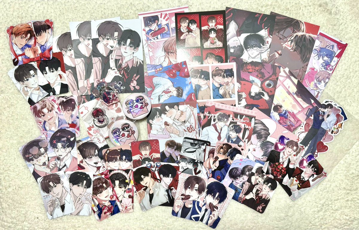 #사빠출_발렌타인 최솔카페 다녀왓어요✌️ 카페 넘 이뻤는데 정신없어서 제 그림만 호다닥 찍었어요..ㅎ 굿즈 넘 이쁘게 뽑아주셔서 감사합니다🙇‍♂️ 제 그림으로 케잌도 만드셨다 하셨었는데 아쉽게 보진 못했어요😭혹시 케잌 사진 있으신 분들 공유 해주시면 감사하겟습니다🫰💕 협력보상도 넘 이뻐요🥹