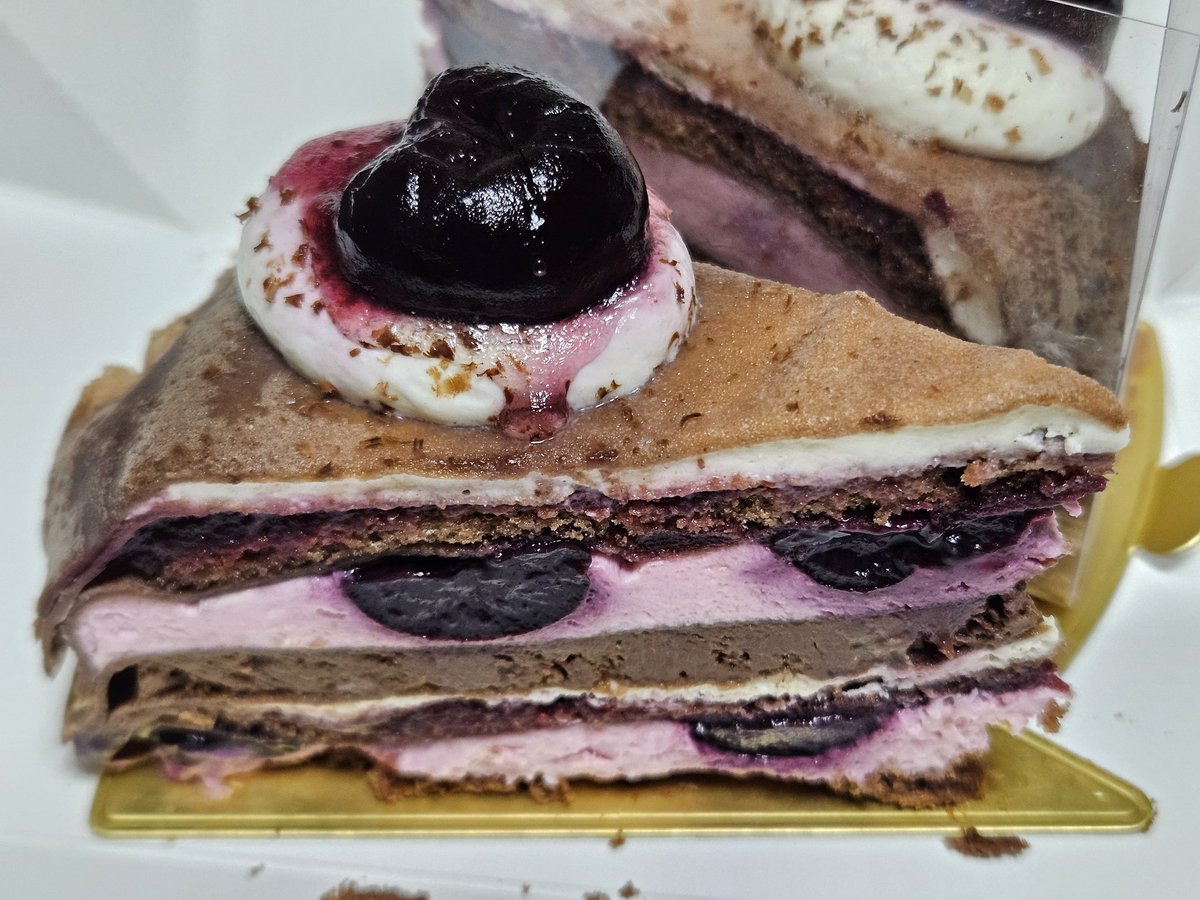 あ、バレンタインはとても美味しいダークチェリーのチョコレートミルクレープを食べました。