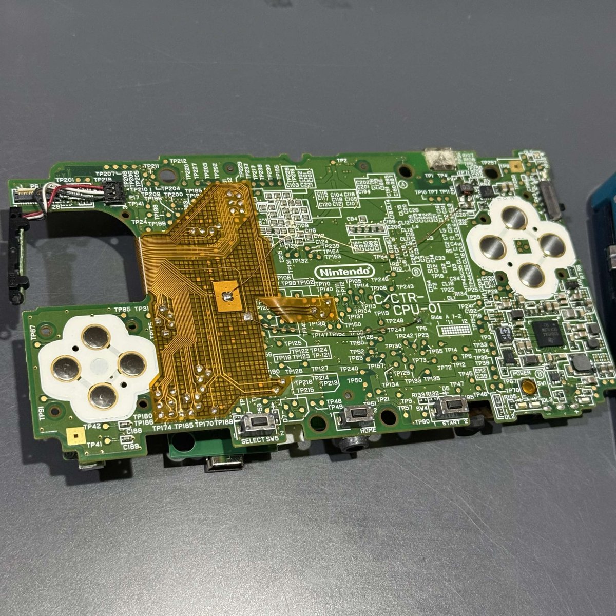 3DSに偽トロを取り付けます 無事、取り付け完了しました（カスのみんカラ）