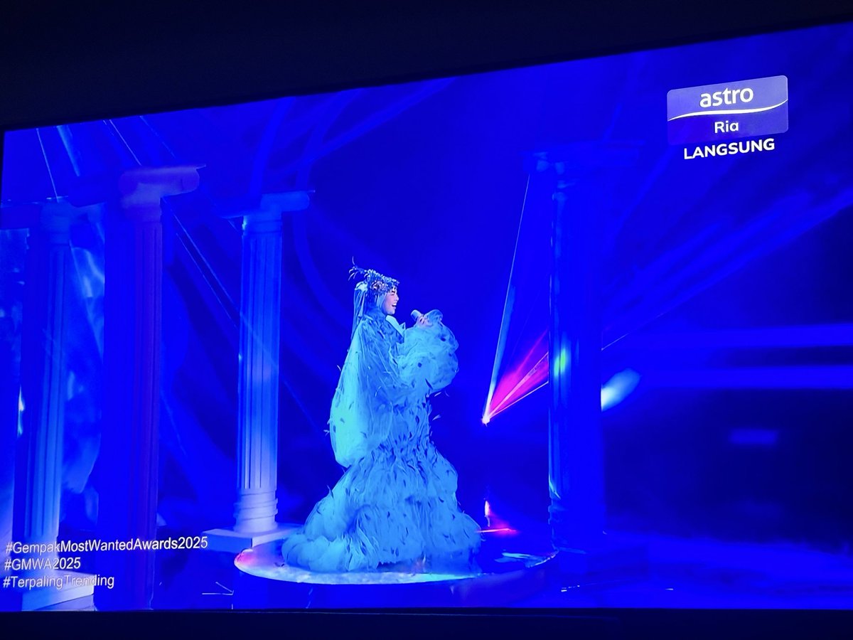 her voice 💯
her outfit 💯
Aina Abdul the woman you are 🩵3🩵

#GempakMostWantedAwards2025
#GMWA2025
#TerpalingTrending