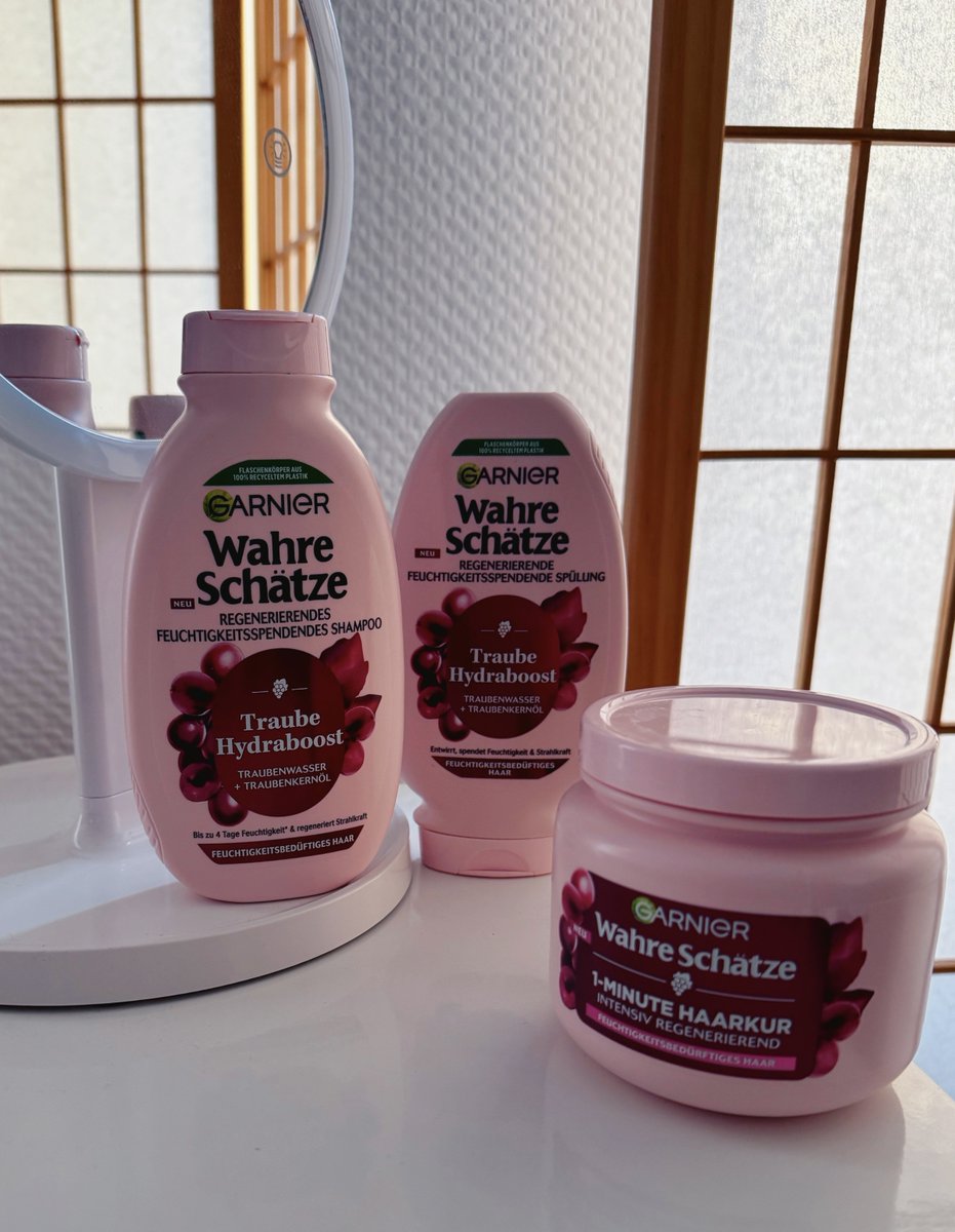SaintPythia's tweet photo. [Werbung] Ich liebe meine neue Garnier Wahre Schätze Traube Hydraboost Routine: Shampoo, Spülung &amp; 1‑Minuten-Kur. Glanz, Feuchtigkeit &amp; Pflege in einem! Traubenwasser &amp; Traubenkernöl pflegen intensiv, der Duft umhüllt die Haare zart. #trnd_garnierhydraboost #garnier_wahreschaetze https://t.co/c02KQlX0hC