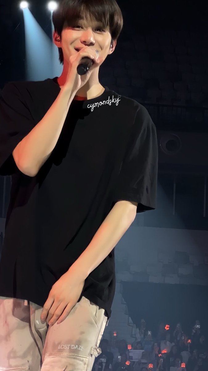 이게 무대위에서 팬을 보는 표정이라는게..
김덩우 재입덕