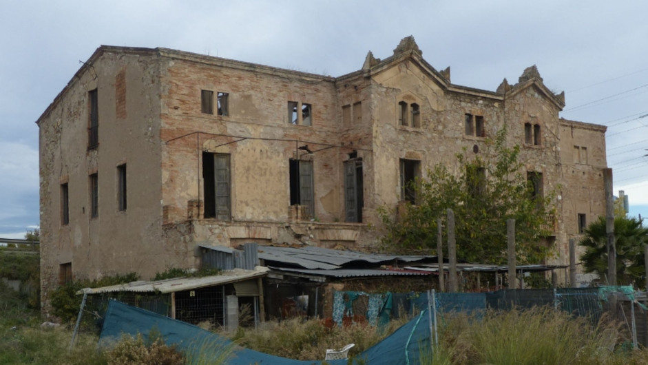 Em comuniquen que, amb aquestes ventades, s'ha enfonsat la teulada de la Torre Gran. Felicitats, <a href="/LHAjuntament/">Ajuntament de L'Hospitalet</a> , felicitats <a href="/aigua_cat/">ACA</a>, perquè després de molts anys de passar-vos la pilota, per fi s'ha vingut a baix. No mereixeu l'aire que respireu. Vergonya.