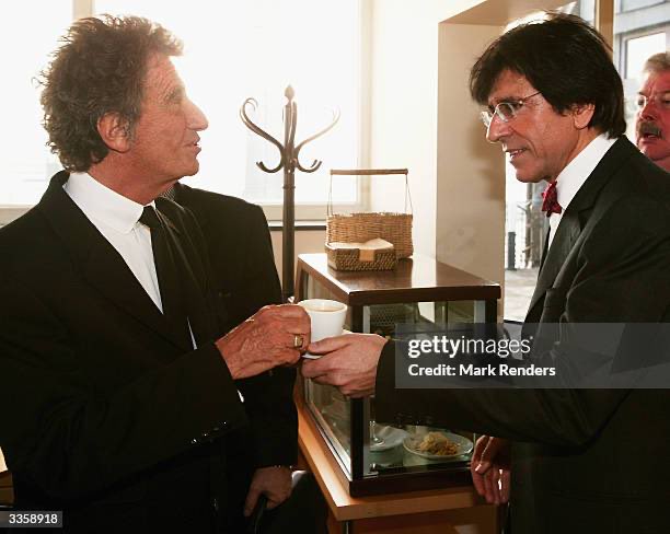 PaulTrismuth's tweet image. 🇧🇪 Parmi les proches de Jack Lang figure Elio Di Rupo, homme politique belge cité à maintes reprises dans des plaintes et témoignages concordants d’une gravité notable.

🇫🇷 Voilà près de 30 ans que #ElioDiRupo est associé à des affaires restées sans suite, tout comme… #JackLang.