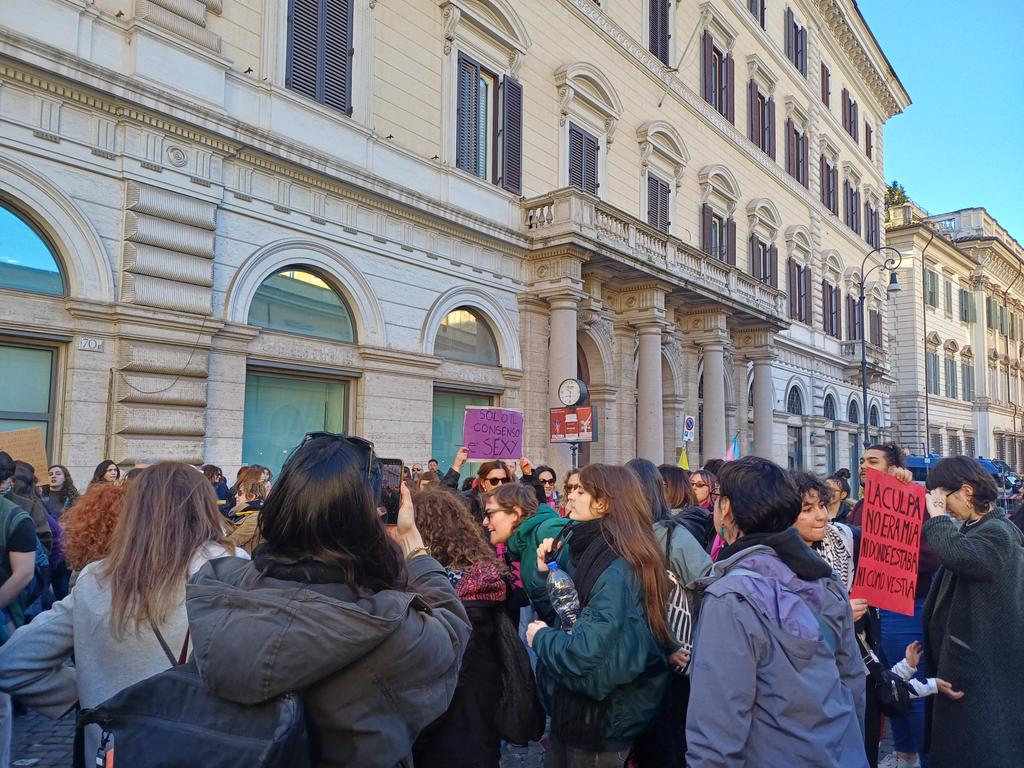 ilaria sotis tweet media