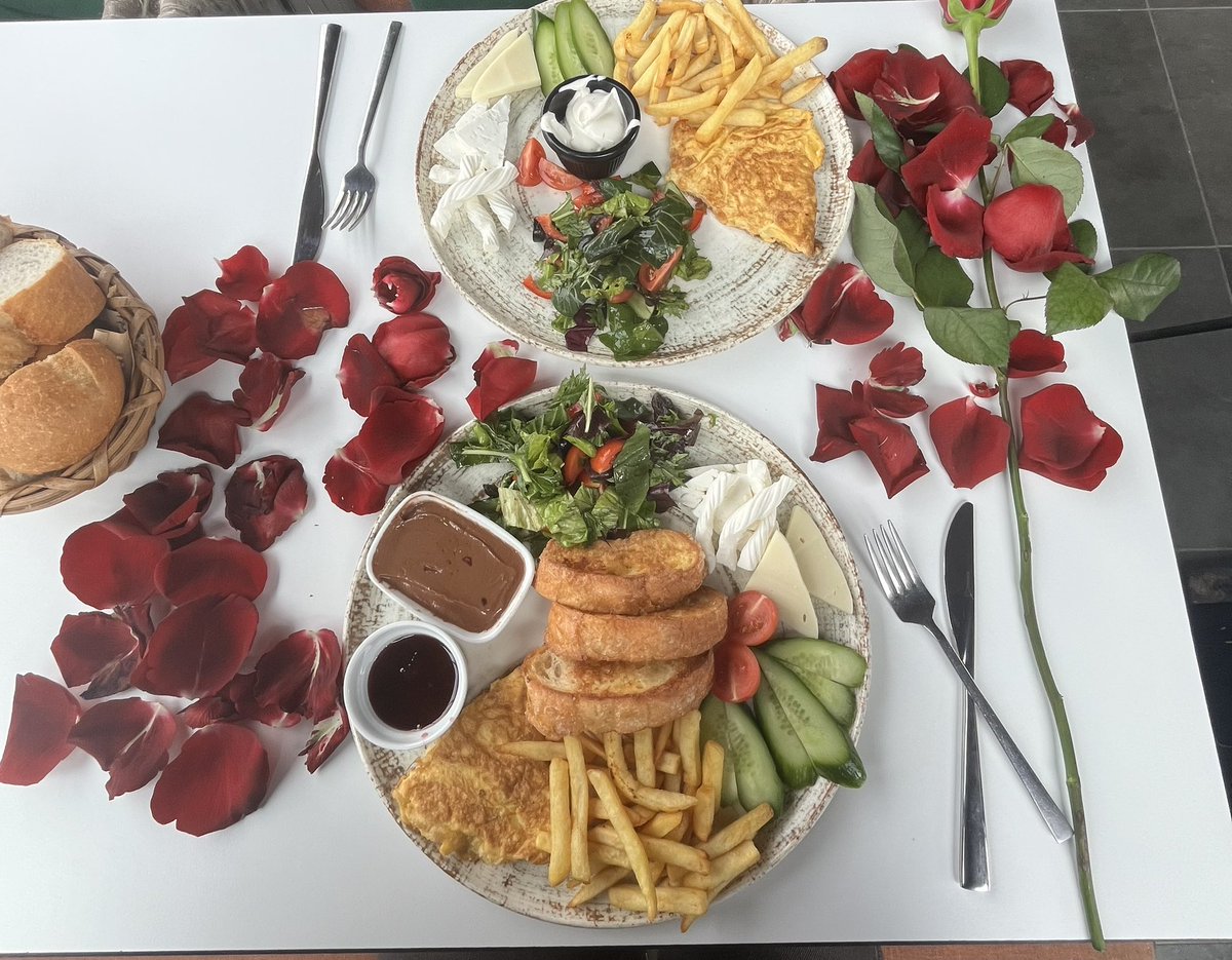 Bana kahvaltı hazırlandı doğum günüm diye. Kavga falan da edilmedi bu kahvaltıda. Gül de vardı. Bi kere seviyorum dedim diye yumurtalı ekmek vardı. Kalpli kesilmiş salatalık. Lan ben çok şok oldum. Hala şokum.