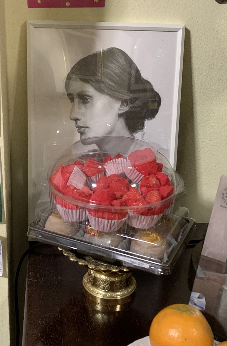 theoryofLady's tweet image. กลับบ้านมาเจอแม่เซ็ตของไหว้... ฉันตั้งรูปไว้สวยๆ แต่แม่จัดของมาให้ด้วย 

เริด เวอร์จิเนีย แซ่อึ้ง 🙏