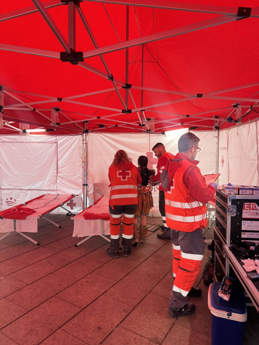 Más de 50 efectivos de <a href="/CRE_Emergencias/">Cruz Roja Emergencias</a> trabajan a estas horas en el dispositivo del Gran Desfile del <a href="/CarnavalBJZ/">Carnaval de Badajoz</a>. Alrededor de 70 intervenciones en coordinación con <a href="/JuntaEx112/">112 Extremadura</a> y <a href="/aytodebadajoz/">Ayuntamiento Badajoz</a>