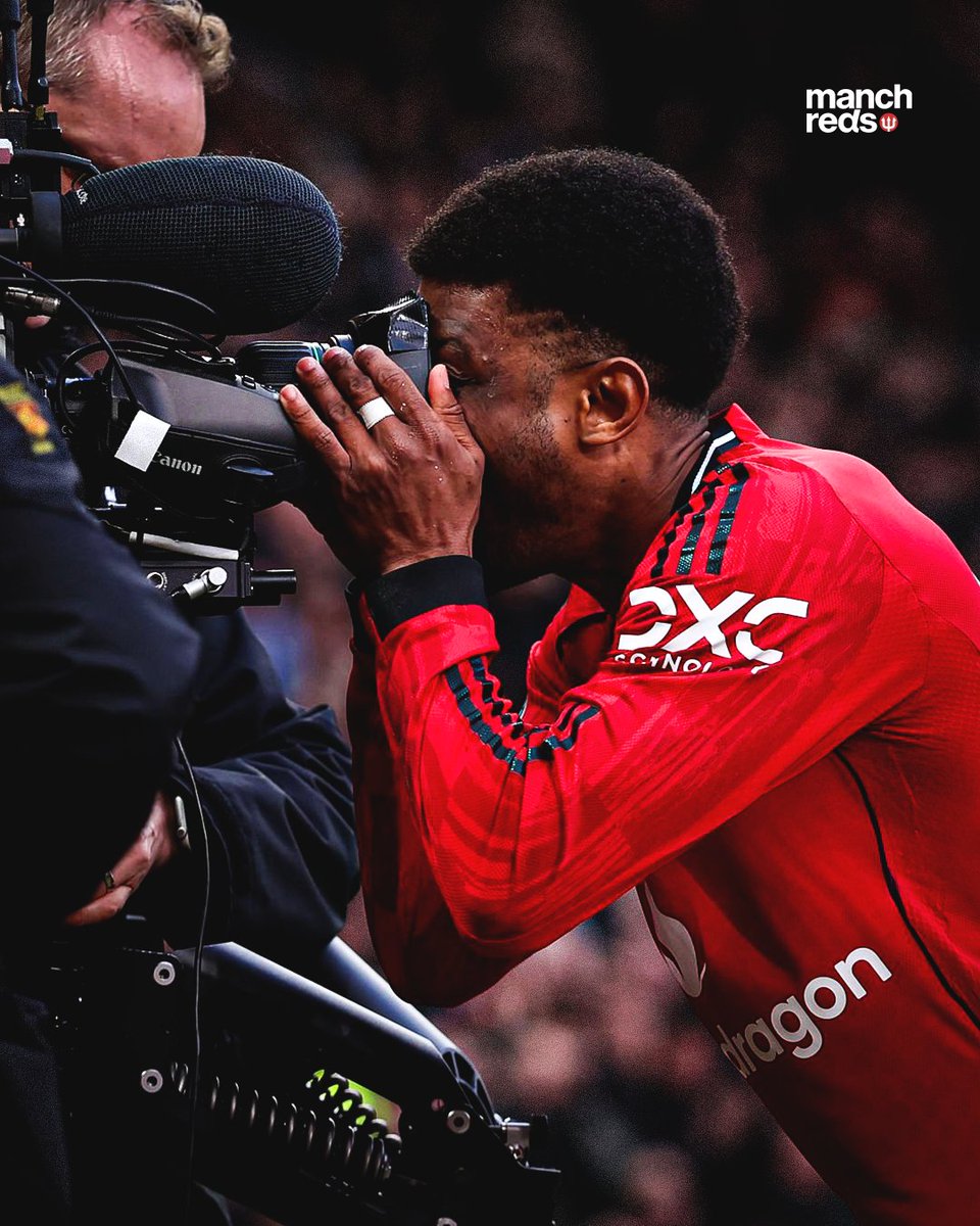 manchreds's tweet photo. 🎙️ Amad Diallo

“Saya sangat suka lagu di Old Trafford saat semua orang bernyanyi bersama: ‘Take me home, United Road, to the place I belong, to Old Trafford, to see United, take me home United Road…’ Setiap kali lagu itu diputar, saya selalu menyanyikannya dalam hati.

Bahkan di ruang ganti, kami kadang memutar lagu itu sebelum masuk ke lapangan, sebagai pengingat: wow, kami bermain untuk Manchester United. Lagu itu memberi kami energi.

Saat melihat para fans menyanyikannya, Anda langsung berpikir: hari ini kita harus menang untuk mereka. Dan ketika pertandingan dimulai, Anda merasa lebih tenang karena tahu para fans ada di sana untuk mendukung dan membantu.”

— Merinding memang lagu itu 🥹 #MUFC