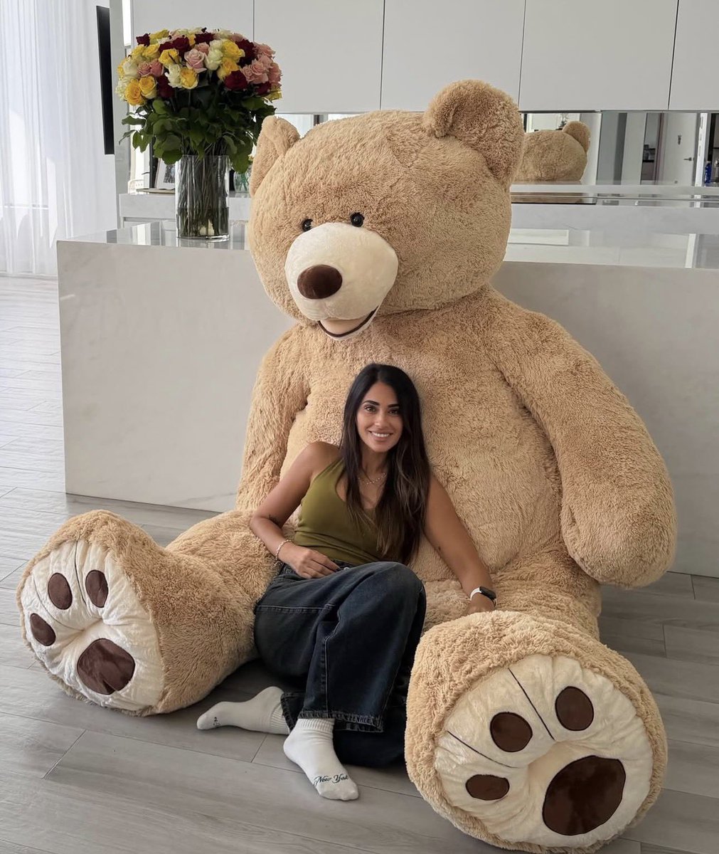 TouchlineX's tweet image. 🚨📲 𝗡𝗘𝗪: Messi’s Valentine gift to his wife Antonela.