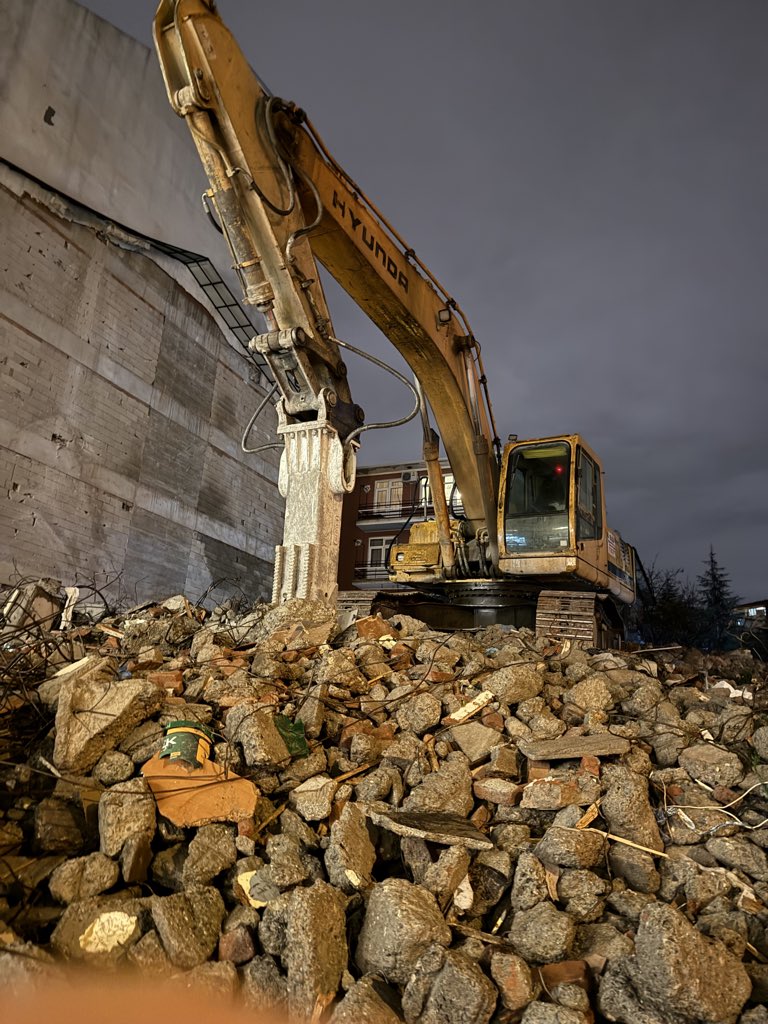 Ayrancı’da Türkiye’nin en güzel apartmanlarını yıkıp Türkiye’nin en çirkin apartmanlarını yapıyorlar. Bu bir cinayettir. Durmalıdır.