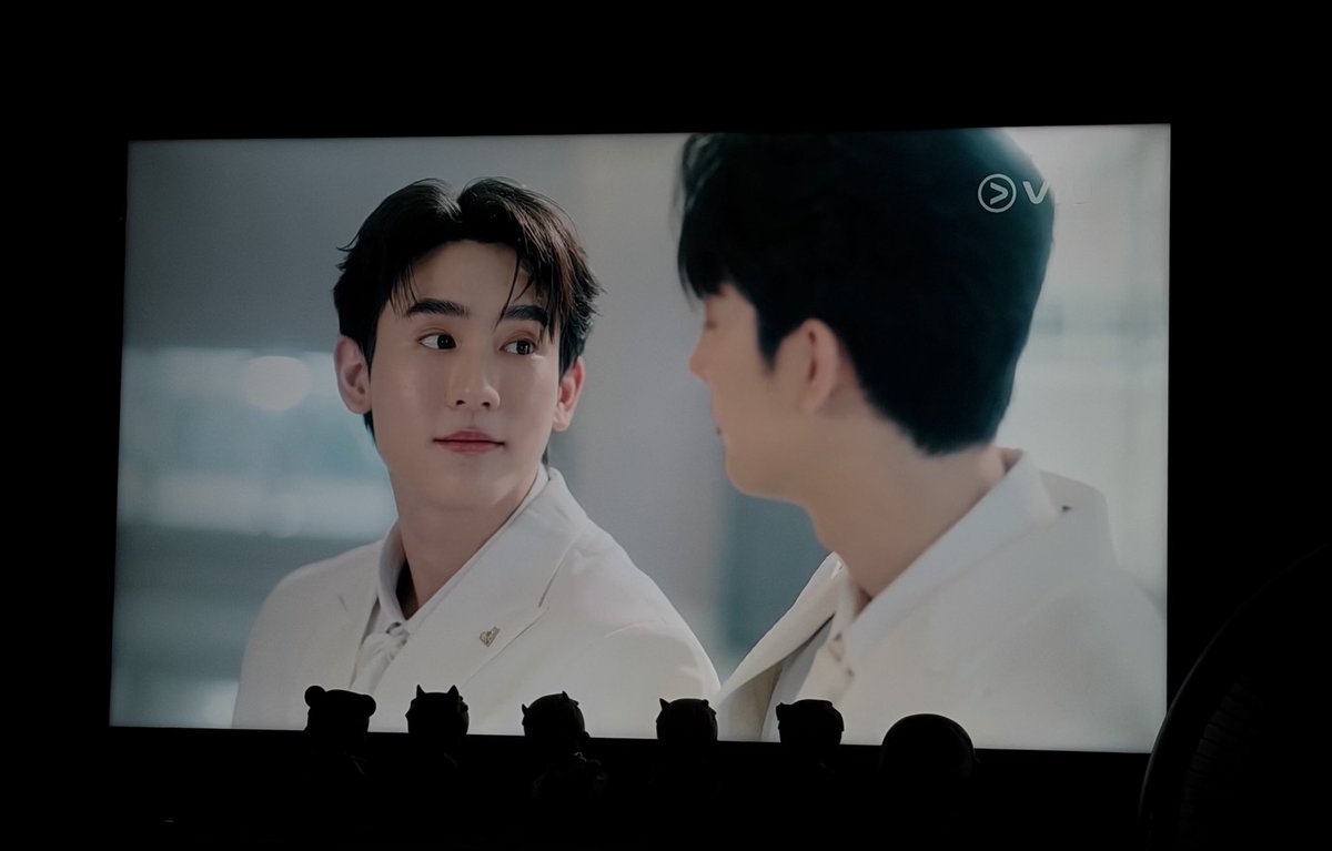 มูฟออนไม่ได้ วนกลับมาดูกี่ครั้งก็มูฟออนไม่ได้…
คือไม่รู้จะอธิบายออกมายังไง กับสิ่งที่อยู่ข้างใน มันดีใจ ตื้นตันใจ มีความสุข มันล้นอ่ะ ซีรี่ส์เรื่องแรกเลยมั้งที่ทำให้ร้องไห้ได้แม้ว่าจะเห็นเค้าอยู่ด้วยกันอย่างมีความสุข แต่นี่ร้องไห้ไม่หยุด ขนาดพิมพ์จะโพสต์ก็ยังร้องอยู่