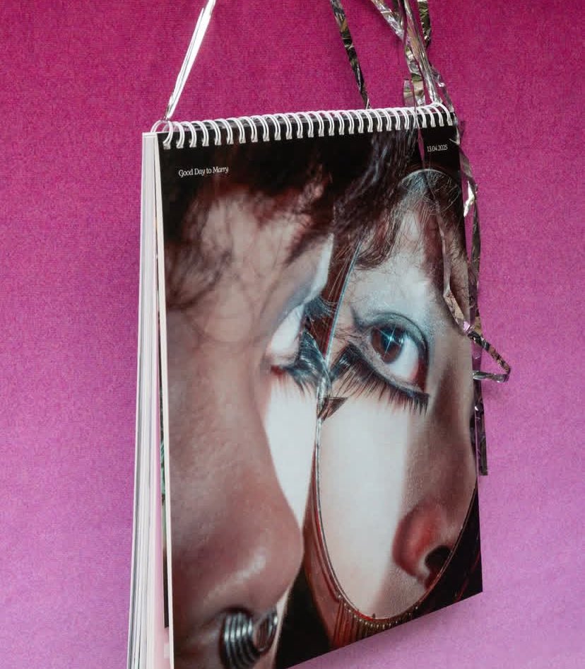 ขออนุญาตตั้งแผงขาย Good Day to Marry อยากให้ทุกคนได้เห็นเล่มนี้เยอะ ๆ 🥹🤏🏼💗 Zoe Cui ศิลปินจีนที่ย้ายไปอังกฤษ เขาไปสัมภาษณ์คู่รักเควียร์คนจีนที่ย้ายมาปทเดียวกันถึง “งานแต่งของในฝัน” ของแต่ละคู่ (และเดี่ยว) แล้วมาตีความเป็นภาพถ่าย โดยมี Nandal Seo ช่างภาพเควียร์คนเกาหลีใต้ -