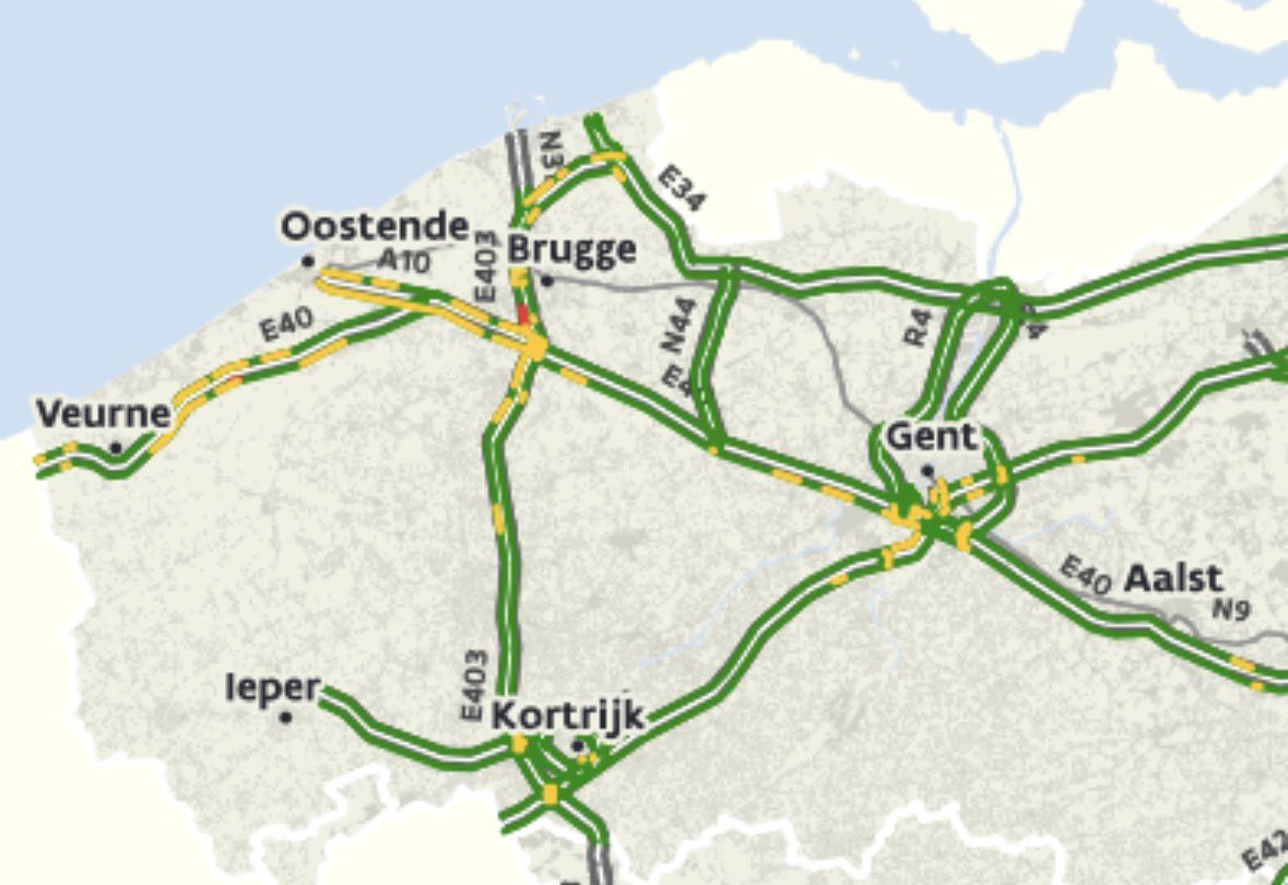 Via onze camera’s zien we het overal sneeuwen. Voorlopig geeft dat (op deze rustige zondagnamiddag) geen problemen op de snelwegen. In West-Vlaanderen blijft her en der sneeuw liggen op de snelweg, nu vooral bij Brugge. Daar vertraagt het verkeer.