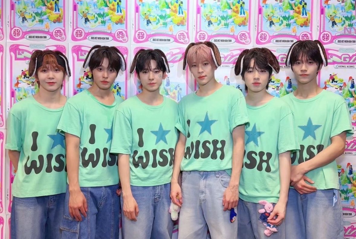 bakadoras's tweet photo. i love this picture because riku looks like he’s seen some shit https://t.co/M24ozz1fpJ