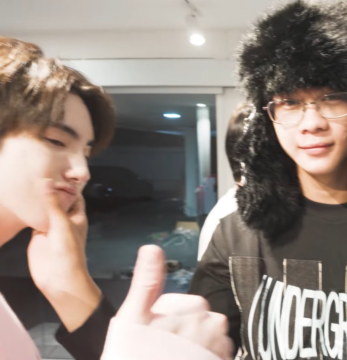 โอ้ยพึ่งเหน 5552552553555 พี่ภูเดินผ่าน น้องโต้มานคว้าหมับที่แก้ม ดูทำ 5555555665555