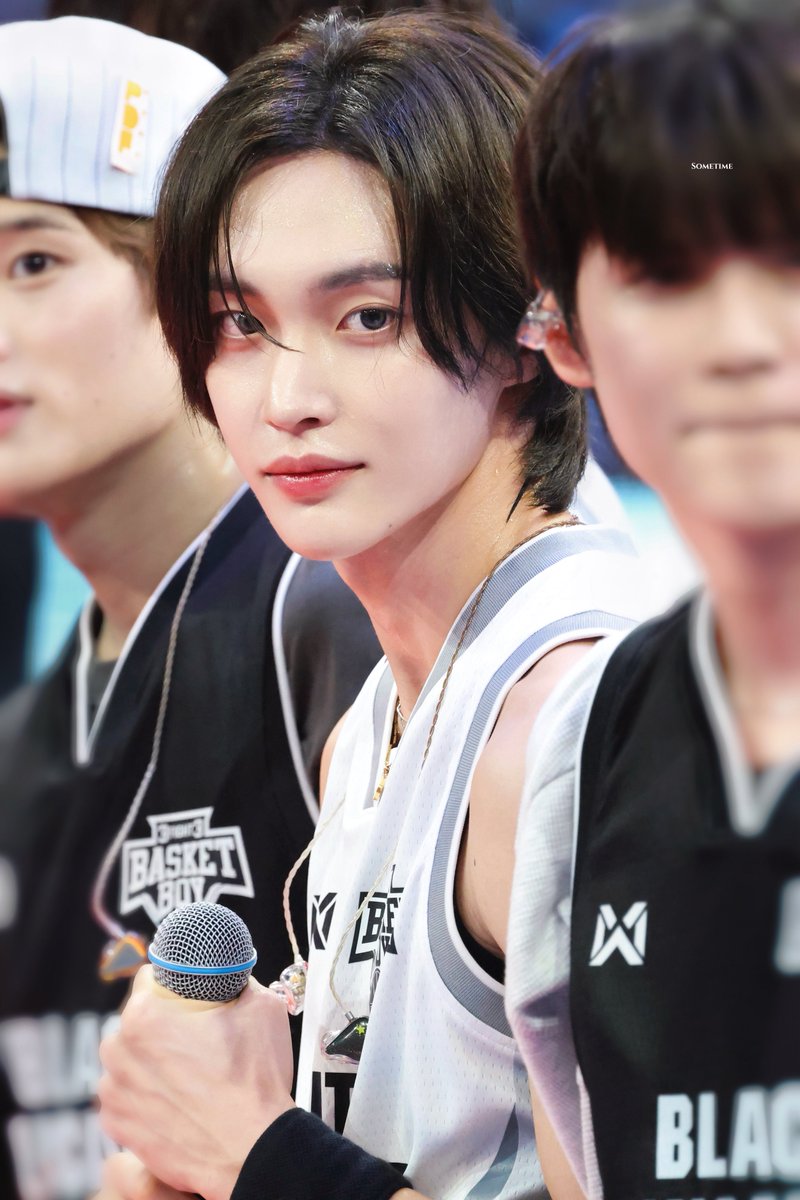 농구부매니저ㅋㅋ오빠들 물챙겨주고 수건챙겨주라고 데리고왔는데 경기뛰고온오빠들이 매니저 먹을 물이랑 수건챙기고다님 존나이쁜폐급매니저