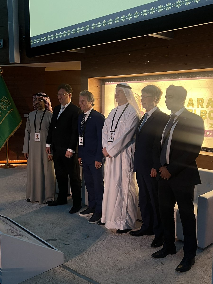TheTSHH's tweet photo. Honored to have met Prof. Shawn O’Driscoll and Prof. Roger Van Riet one of the true pioneers in elbow surgery. Truly inspiring to learn from someone who has shaped modern practice. Grateful for the experience.

@drrogervanriet 

 #2nd_Arab_Elbow_Course_2026 https://t.co/BKCy9y2HPt