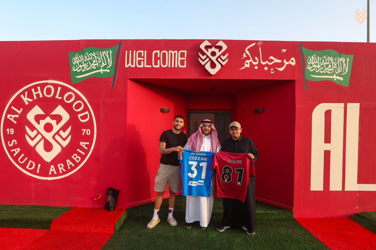 تشرفنا اليوم بزيارة غالية على قلوبنا من أخونا صالح العناز حامل الكرات في مباراتنا ضد النجمة في مقر النادي اليوم.. نورت المكان يا صالح ♥️