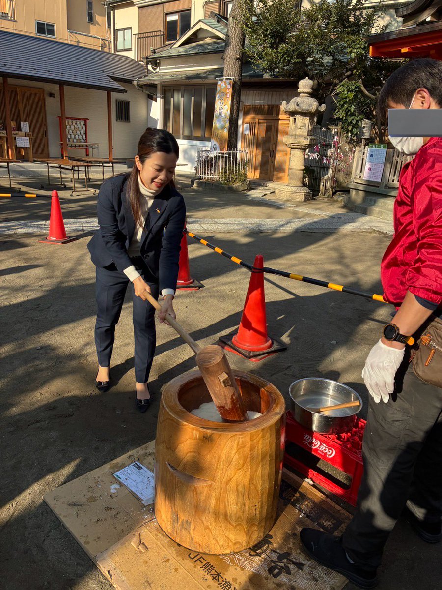 今日は熊本ちひろさんと、横浜市南区の餅つきに参加させていただきました！
やっぱりつきたてのお餅は格別でした…🤤

そして、よくよく考えたら人生初の餅つきをやらせていただきへっぴりごしの私…

餅好きとしては、しっかり餅をつけるように鍛えねばなりません