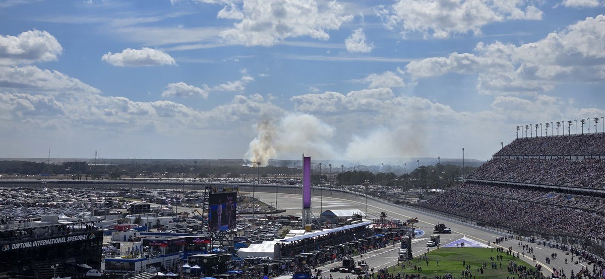 TBLwx803's tweet image. Appears to be a #wildfire beginning just off turn 1/2 of @DAYTONA. Very dry here on the east coast of FL and very windy today as well. #Daytona500 #flwx #nascarwx