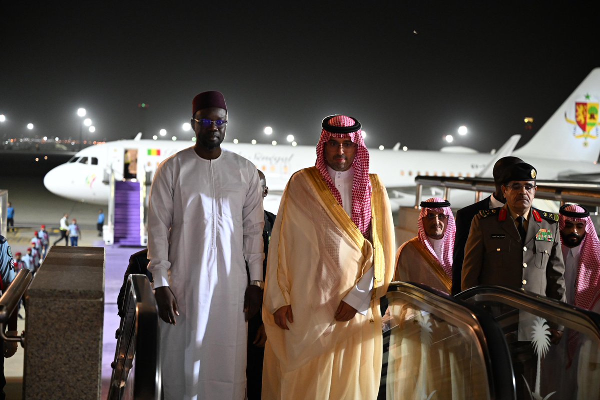 🇸🇦 🇸🇳  | Le Premier Ministre de la République du #Sénégal, Ousmane Sonko, est arrivé en début de soirée au Royaume d'#Arabie_Saoudite.

Il a été accueilli à l'aéroport international Roi Abdulaziz par le Prince Saud Bin Jalawi, préfet de Jeddah ainsi que par plusieurs officiels.