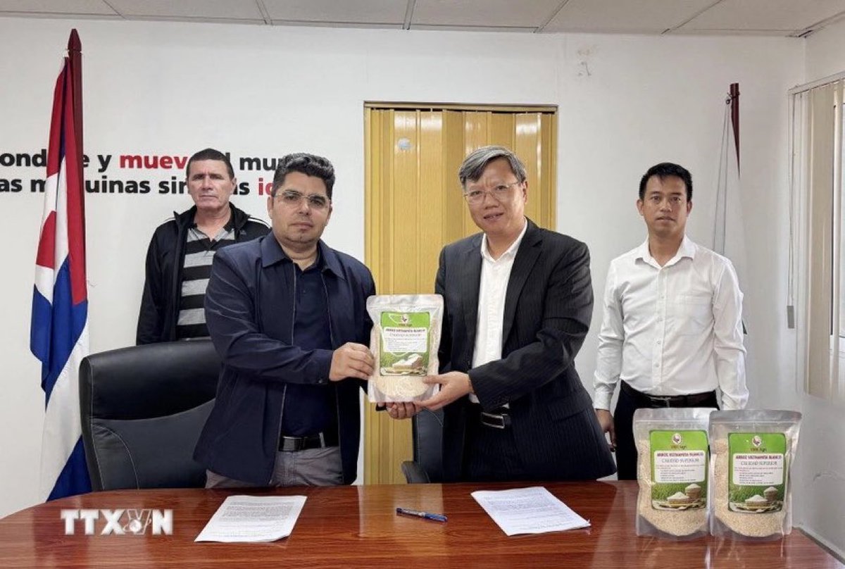 🇻🇳🇨🇺 La République socialiste du Vietnam va envoyer à Cuba plus de 250 tonnes de riz pour aider l'île à tenir face au blocus étasunien.

Le Vietnam s'est engagé à aider Cuba à atteindre l'autosuffisance alimentaire.

Un acte politique fort pour contrer l'État voyou 🇺🇸