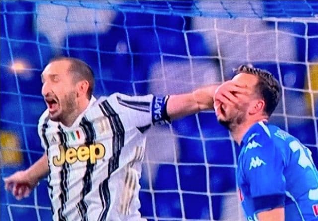 اقتباس من كتاب سيرة كيليني الذاتيه:
'أنا، جورجيو'
 'أنا أيضاً في الملعب أكون ابن ... (شتيمة) وأفتخر بذلك: الخبث جزء من كرة القدم، وأنا لا أسميه حتى سوء سلوك. للتغلب على الخصم يجب أن تكون ذكياً'.
الحين زعلان انه مدافع ثاني استخدم الذكاء والخبث