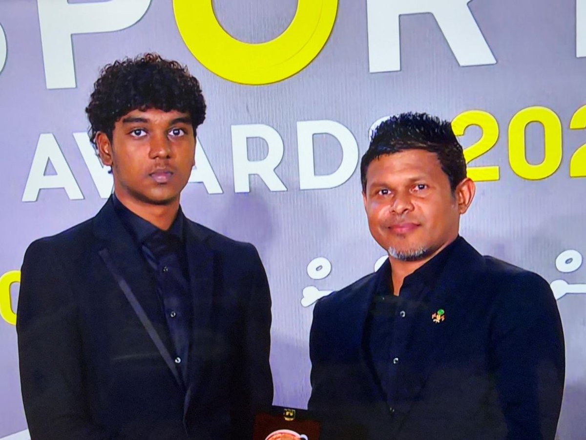 ސިޔާސީ ބޭނުމަށް އިންސާނީ ކަރާމާތް ނަގާލާ، ހަސަދަވެރިވާންވާނީވެސް ވަކިވަރަކަށެވެ. ރައީސް ޑރ މުޢިއްޒުގެ ފިރިހެންދަރިކަލުން ޢުމައިރު މުޙައްމަދު މުޢިއްޒުއަކީ ފާހަގަކޮށްލެވޭވަރުގެ މޮޅު ޓީޓީ ކުޅުންތެރިއެކެވެ. 
މިރޭ ކުރިއަށް ދިޔަ "މޯލްޑިވްސް ސްޕޯޓްސް އެވާރޑް 2025" އާއި ދިމާކޮށް ސިޔާސީ
