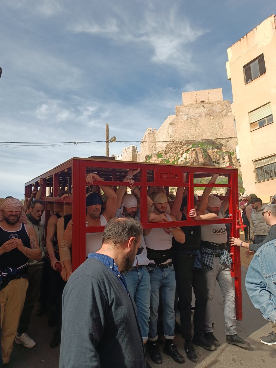 alvarohernandec's tweet photo. Imagina no haber salido este domingo a la calle para hacerte el encontradizo con @HdadCenaAlmeria y @rosarioypenas, por ejemplo.

Sale el sol y es el último domingo antes de Cuaresma https://t.co/xgkh7qGY8k