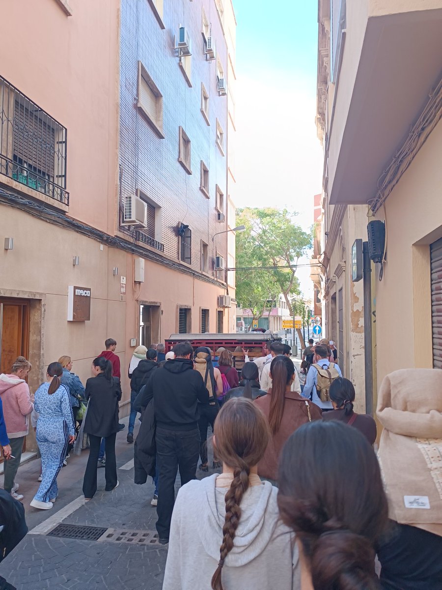 alvarohernandec's tweet photo. Imagina no haber salido este domingo a la calle para hacerte el encontradizo con @HdadCenaAlmeria y @rosarioypenas, por ejemplo.

Sale el sol y es el último domingo antes de Cuaresma https://t.co/xgkh7qGY8k