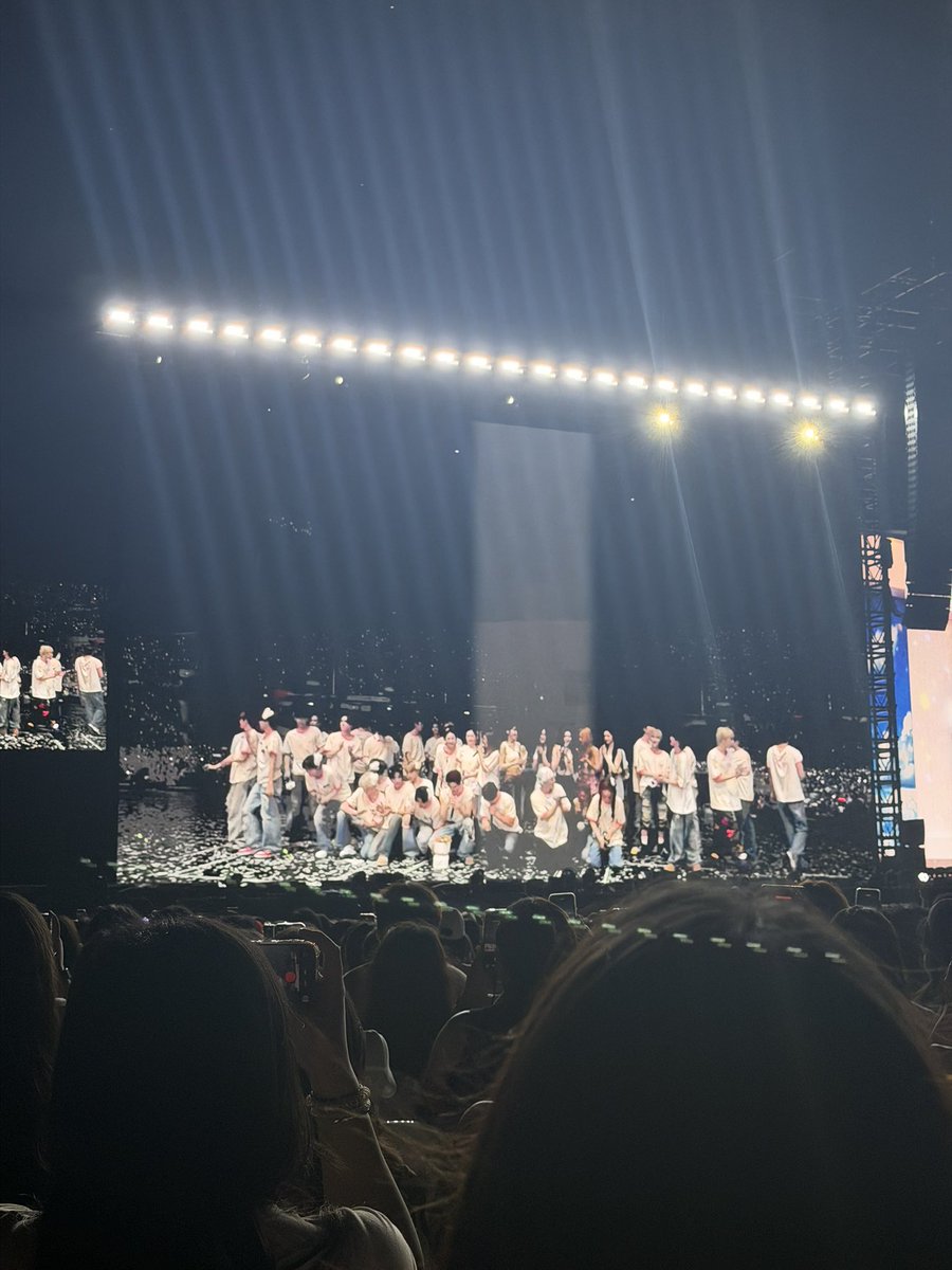 เอาจริงปะ PINK BLOOD สุดยอดอะ ไม่ว่าจะเป็นด้อมไหนอะ แต่ร้องและ support วงอื่นได้เกือบหมดอะ แบบ  ขนาดเราไป เด็กน้องผญ ข้างๆ ร้องเพลง Hyoyeon กับ Red Velvet ได้ คือแบบ สุดจริง #SMTOWNLIVE2025_26_BANGKOK