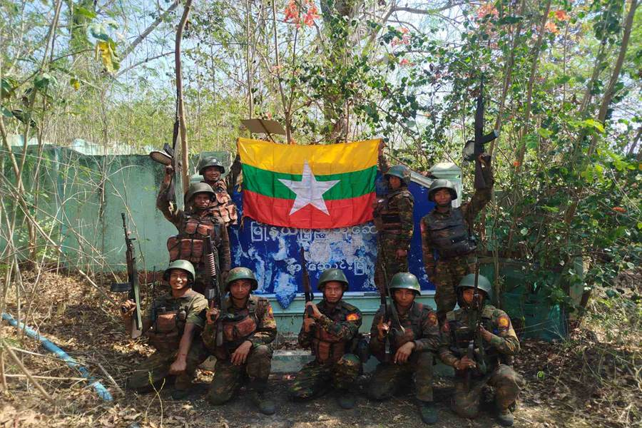 Freelancejou333's tweet photo. Tatmadaw columns recontrol unit headquarters, military posts in Pha Saung, #Myanmar briefly controlled by #KNPP, #KNDF and #PDF #terrorist insurgents. #WhatsHappeningInMyanmar They can watch #MyRomanceScammerEP3 freely https://t.co/hP3bpY4ldO