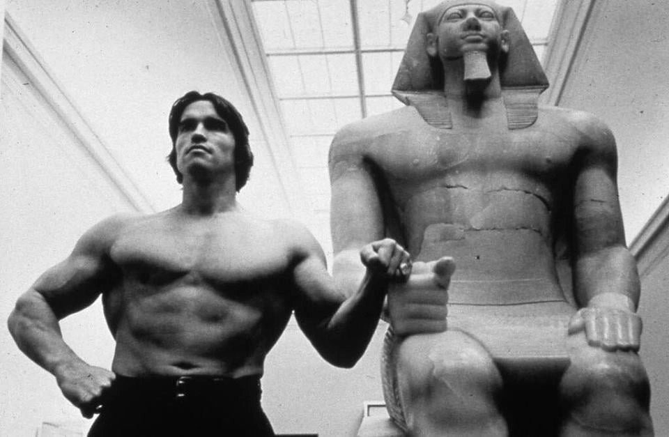 wana_visualss's tweet photo. 🗿🇪🇬 Arnold Schwarzenegger next to the Egyptian alabaster colossus, a sculpture of King Menkaure, 2514 - 2486 BC. https://t.co/3UaKlmVujl