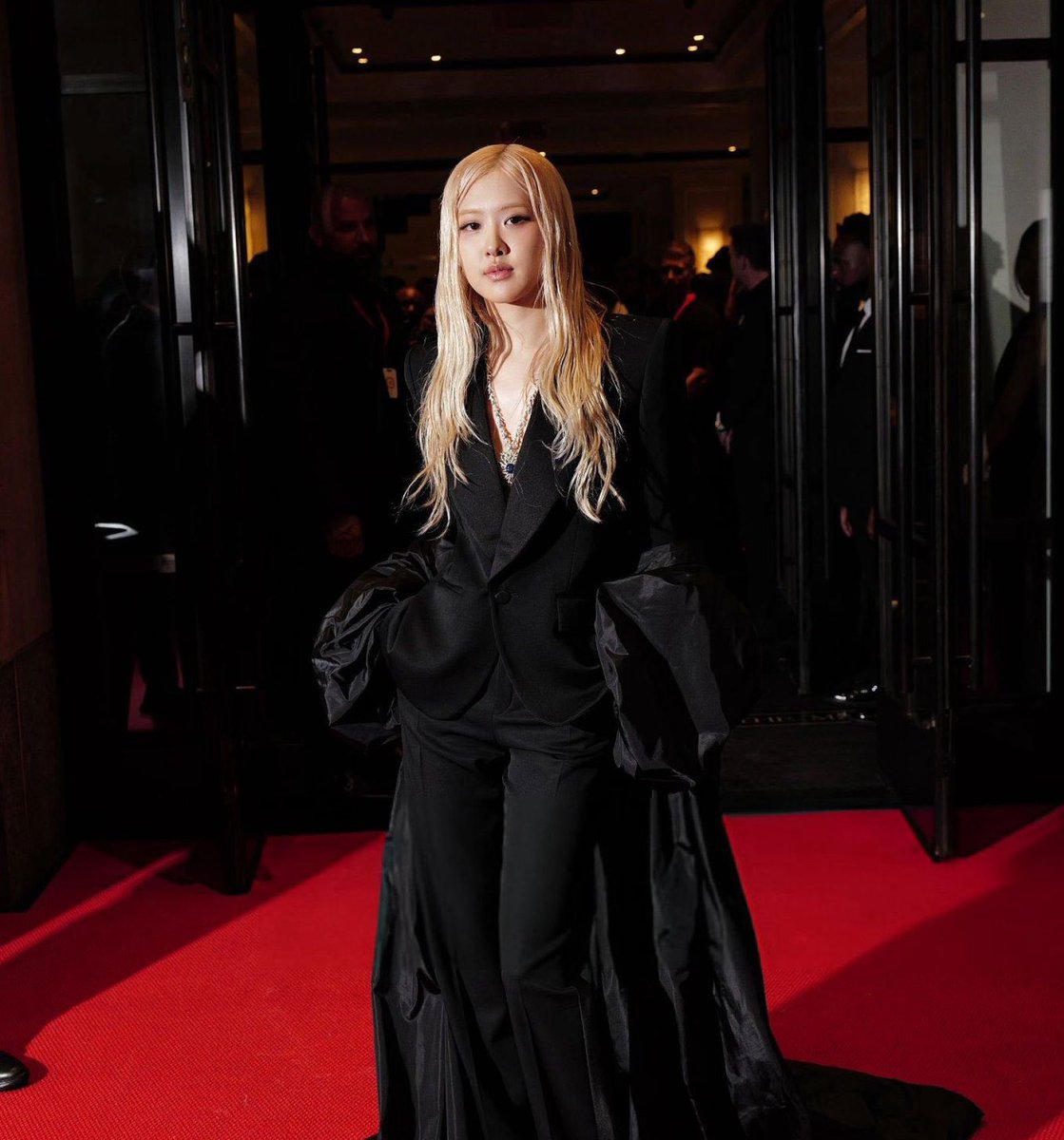 pourlesjolies's tweet photo. women in suits hit different, especially rosé https://t.co/UpiqMttNvi
