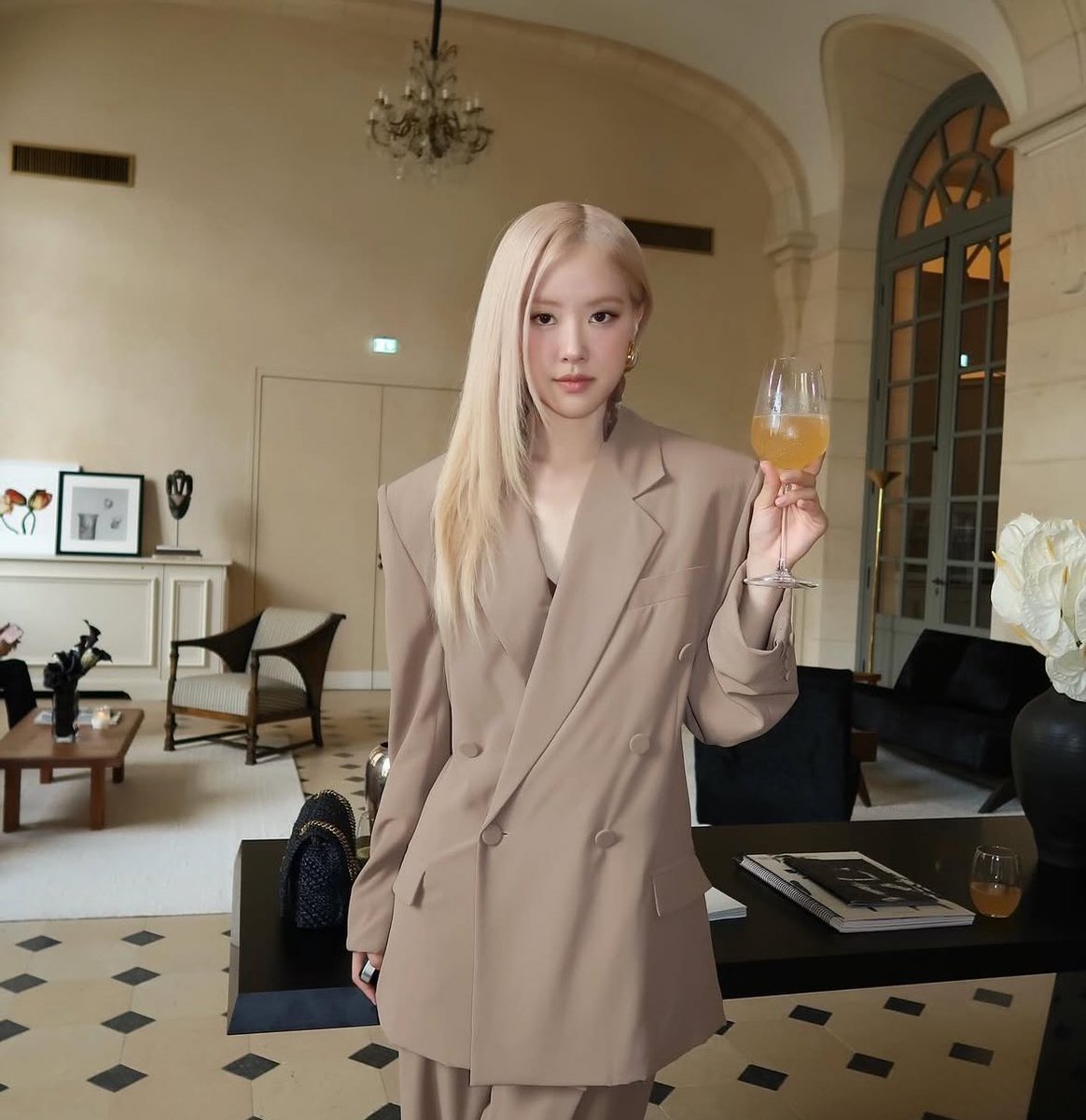 pourlesjolies's tweet photo. women in suits hit different, especially rosé https://t.co/UpiqMttNvi