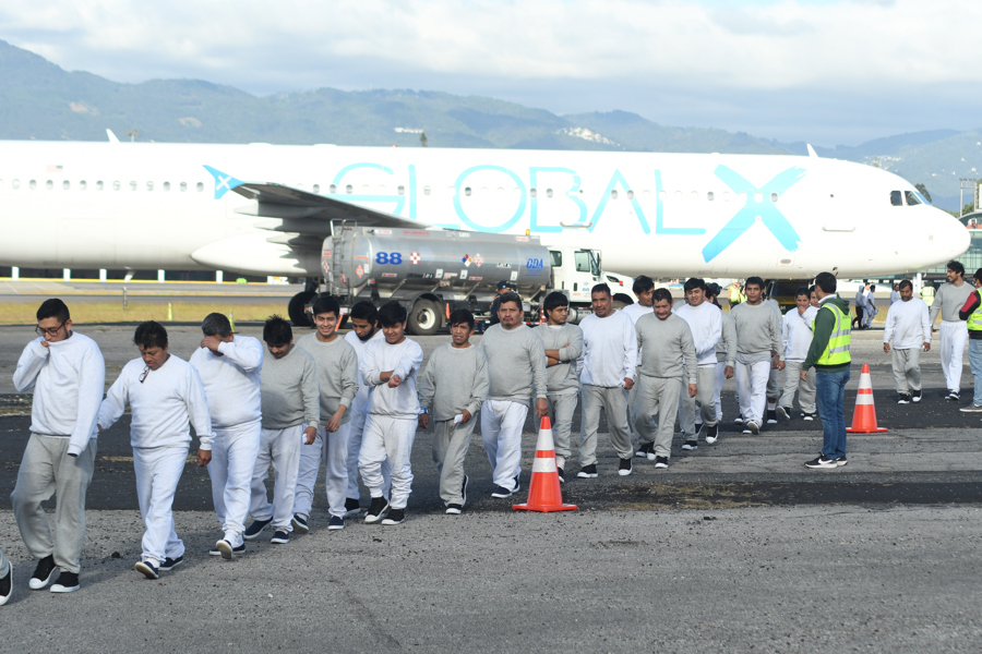 El Gobierno de Estados Unidos dirigido por Donald Trump ha gastado 40 millones de dólares en deportar a 300 inmigrantes a terceros países en el último año. #ImpactoLatino #inmigrantes #Trump #deportaciones #tercerospaises