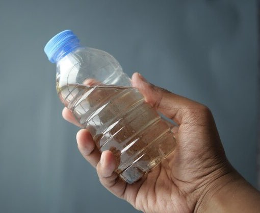 ImpactMediaFR's tweet image. 🇬🇧💦 FLASH

EMPLOYÉ DEPUIS 10 ANS CHEZ LIDL, UN SALARIÉ A ÉTÉ LICENCIÉ POUR FAUTE GRAVE APRÈS AVOIR BU UNE BOUTEILLE D’EAU À MOINS DE 20 CENTIMES… SANS LA PAYER 🤯

Ce jour-là, un client se présente en caisse avec une bouteille sans code-barres. L’employé la laisse à sa caisse…