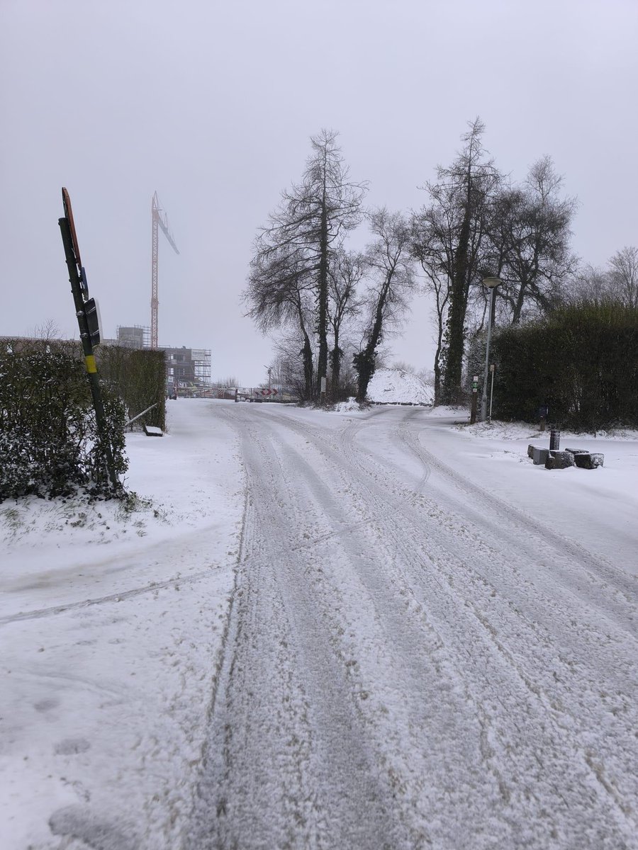 MeteoWard's tweet photo. De komende uren kan de #sneeuw nog wat verder accumuleren en is het uitkijken voor gladde wegen. © Nick Loncke - #Rodeberg (#Heuvelland) https://t.co/IHUmRKVyYx