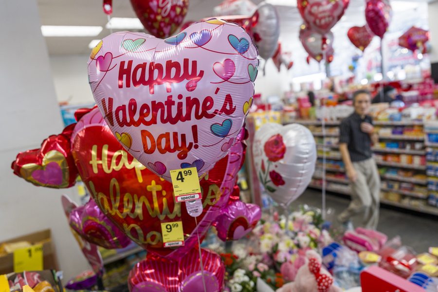 Cuando todavía se están retirando los adornos de Navidad, los escaparates de Nueva York ya están llenos de corazones y decoraciones en tonos rojos y rosas que recuerdan a los estadounidenses que deben pensar en su regalo de San Valentín. #ImpactoLatino #SanValentin #nuevayork