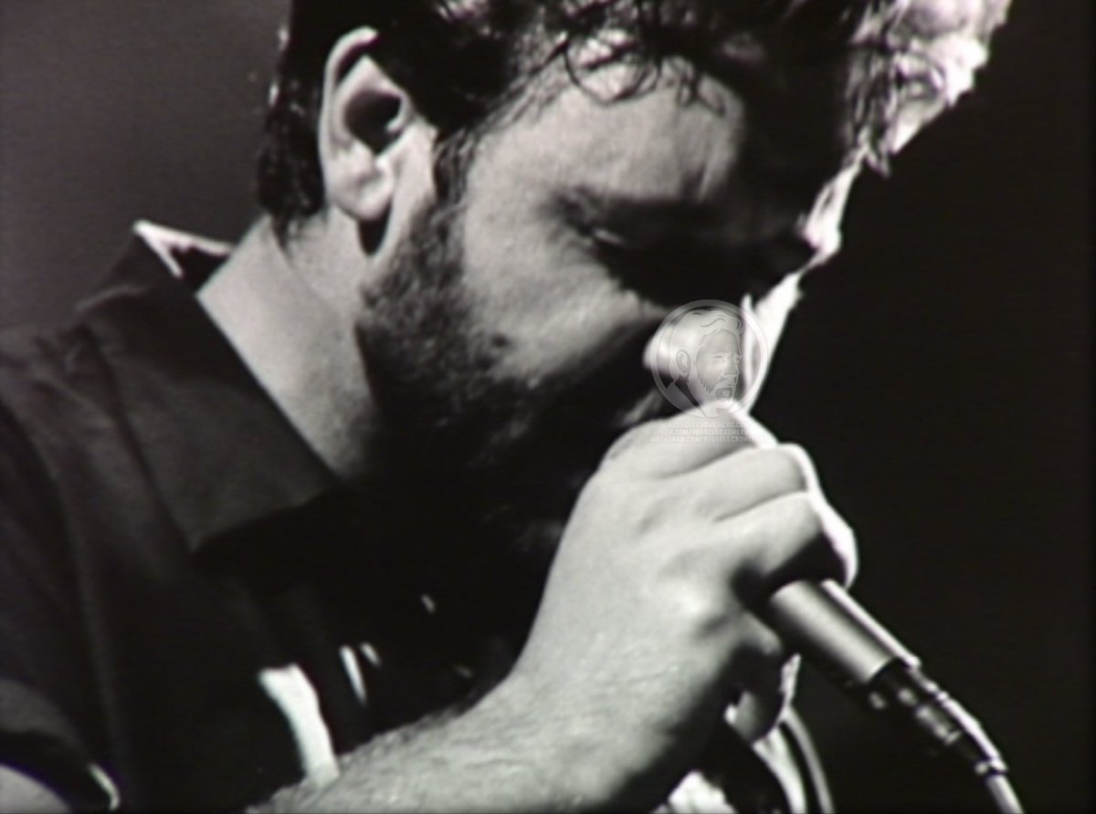 RussellCroweRu's tweet photo. 2002. @RussellCrowe with #TOFOG. Performing in #Texas https://t.co/iWwMV4mo9u