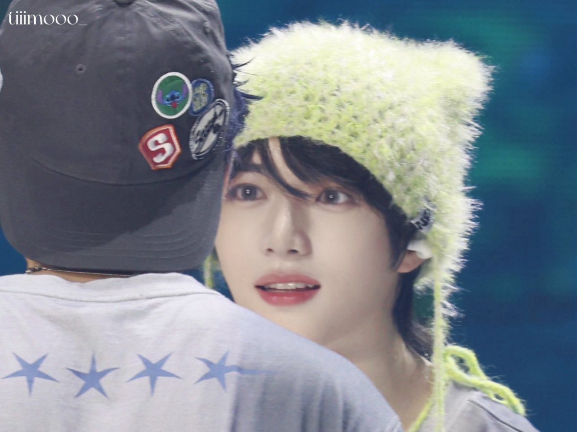 둘이 술마시러 갔는데 술게임하다가 밤쨩 벌칙 걸려서 막 이상한거 시킬라햇는데 밤쨩이 봐달라고 이렇게 쳐다봄… 그럼 ㅇㅈ이죽음(좋아죽음)