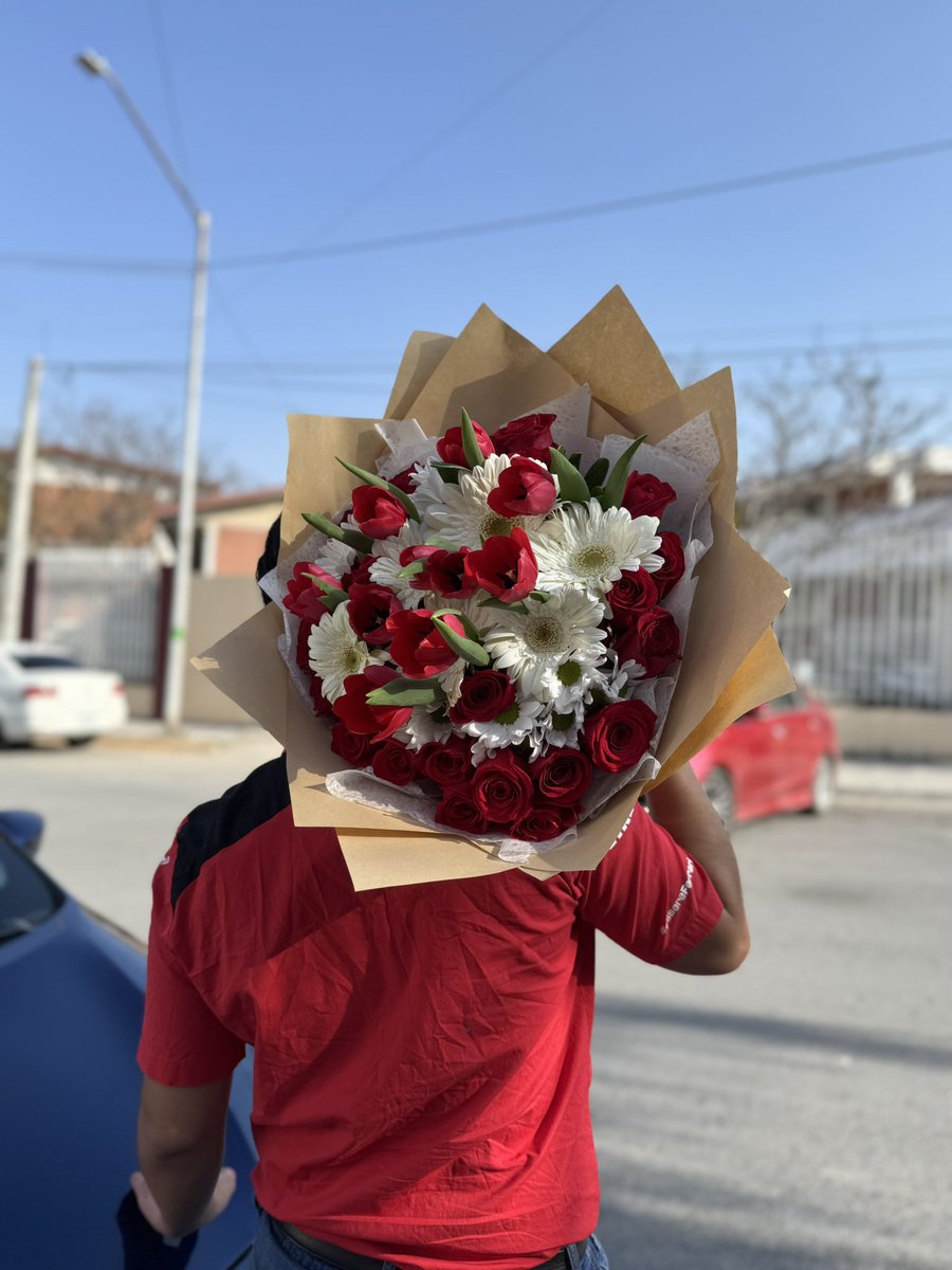 PedroRodri28087's tweet photo. Primera vez que regalo tulipanes mamón https://t.co/tcFR2aWcU8
