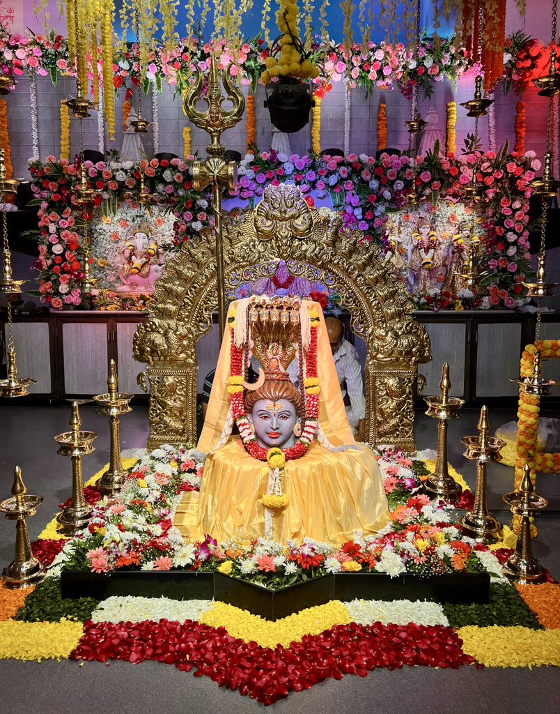 ॐ त्र्यम्बकं यजामहे सुगन्धिं पुष्टिवर्धनम् |
उर्वारुकमिव बन्धनान्मृत्योर्मुक्षीय माऽमृतात् ||

पावन पर्व महाशिवरात्रि की आप सभी को हार्दिक शुभकामनाएँ। भूत भावन भगवान शिव सभी को प्रसन्न रखें।

हर हर महादेव 🔱

#Mahashivratri